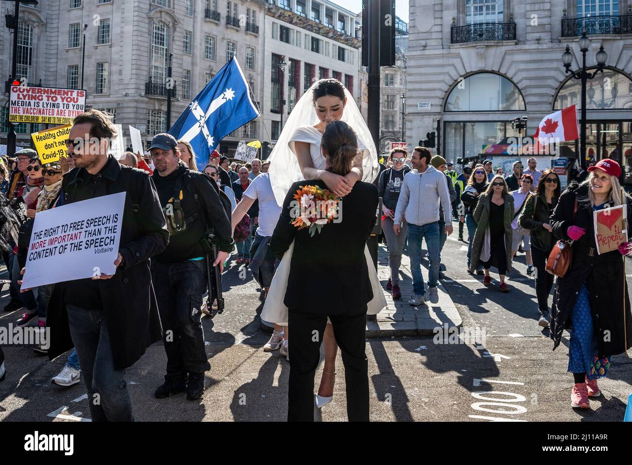 Protest in Westminster, London, Großbritannien, einschließlich Covid 19 Anti-Impfung, für Freiheitsdemonstranten. Passieren eines Fotoshootings auf einer Hochzeit Stockfoto