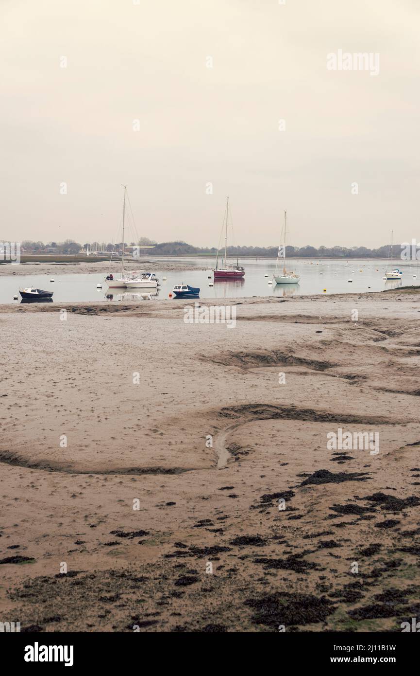 Ebbe und Schlamm in Bosham, West Sussex, Großbritannien. Teil des Chichester Harbour. Stockfoto