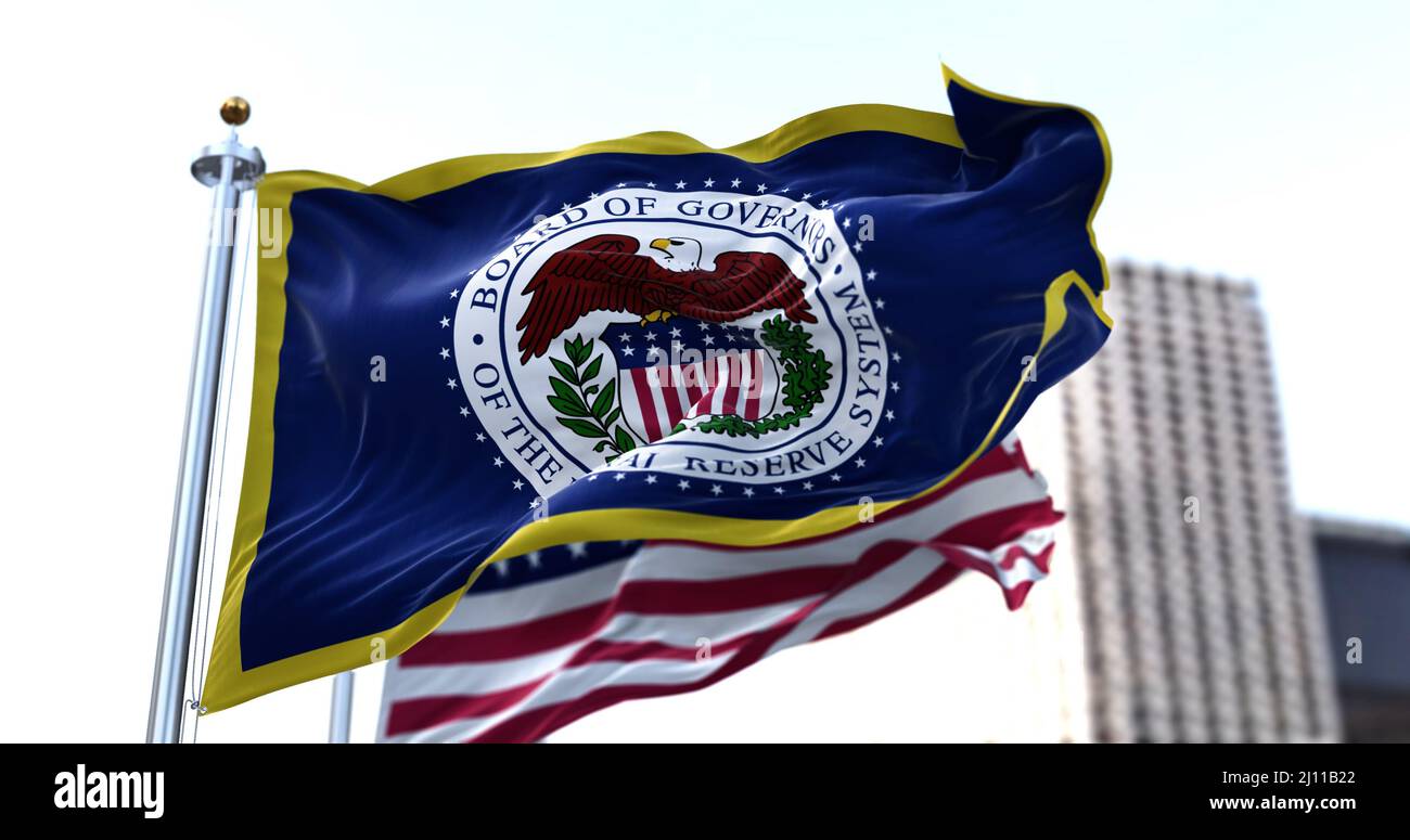 Washington D.C., USA, 2022. März: Die Flagge des amerikanischen Federal Reserve Systems winkt im Wind, die Flagge der Vereinigten Staaten verschwimmt im Stockfoto