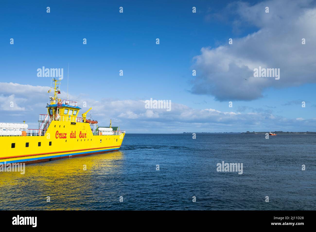 Fähre auf dem Dock nach Überquerung des Chacao Kanals. Los Lagos. Chile. Stockfoto
