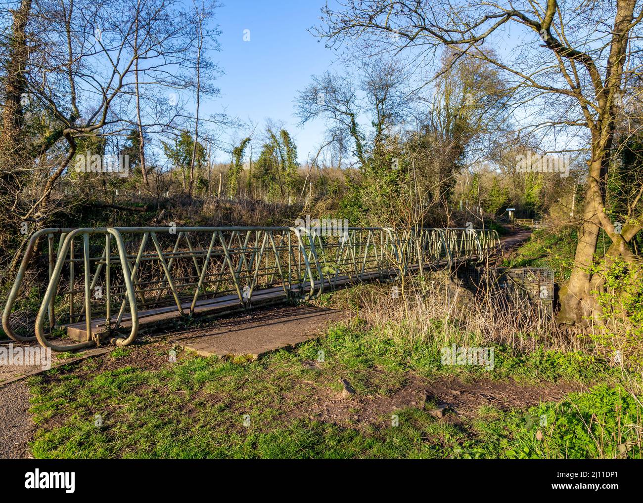 Brücke über River Arrow bei Ipsley Mill Pond in Redditch, Worcestershire. Stockfoto