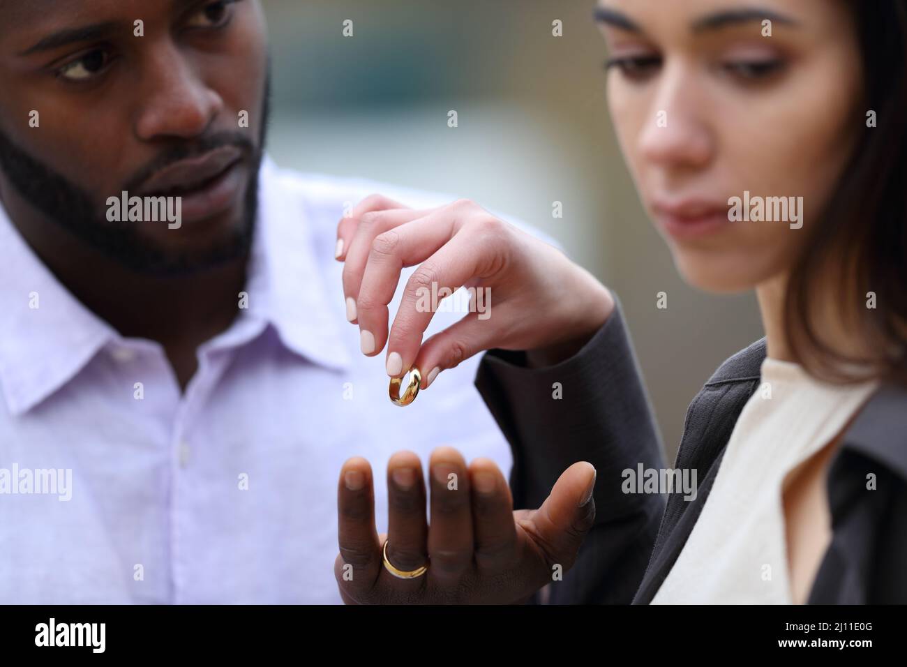 Nahaufnahme einer interracial Ehe mit der Frau, die ihren Mann mit einem Ehering verlassen hat Stockfoto