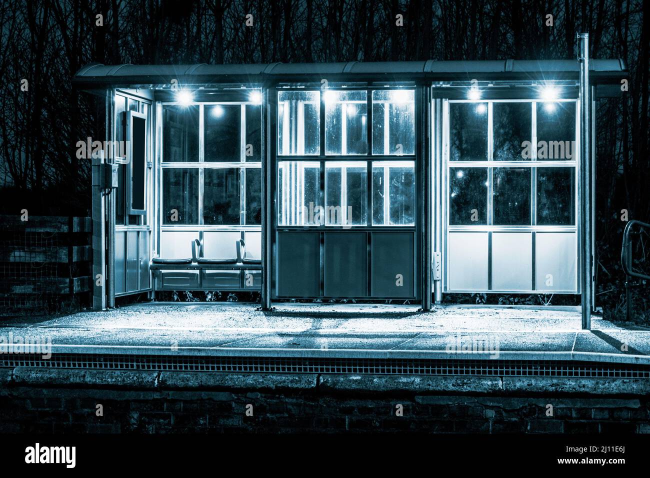 Zug, Bahnhofsplatz Bahnsteig Schutz in der Nacht. VEREINIGTES KÖNIGREICH Stockfoto