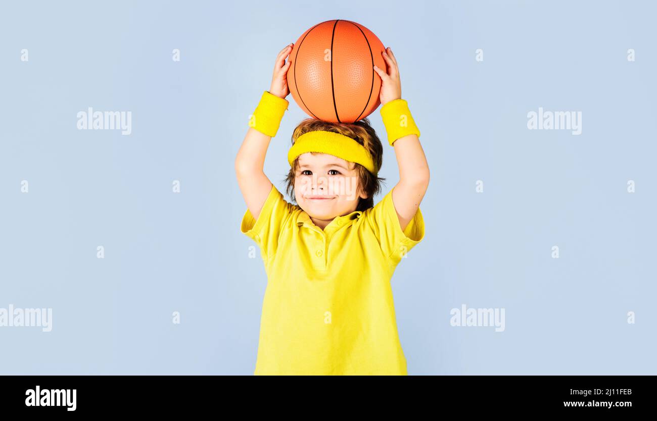 Kleiner Basketballspieler. Kind in Sportkleidung wirft Ball. Basketballtraining. Aktiver Sport-Lifestyle. Stockfoto