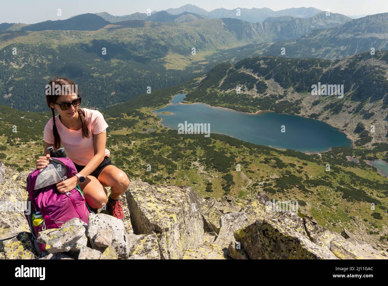 Wanderweibchen auf Moränen auf dem Rilets Summit um 2713m Uhr mit Blick auf den Stinky- oder Smradlivoto-See im Rila-Nationalpark und Naturschutzgebiet, Bulgarien Stockfoto