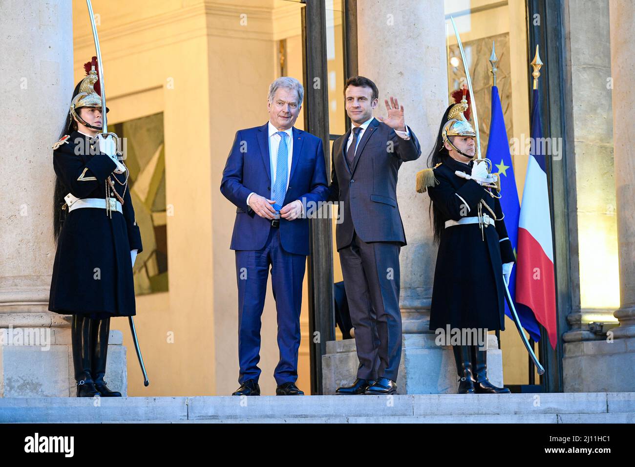 Der französische Präsident Emmanuel Macron empfängt den finnischen Präsidenten Sauli Niinisto vor einem Treffen am 21. März 2022 im Präsidentenpalast von Elysee in Paris. Stockfoto