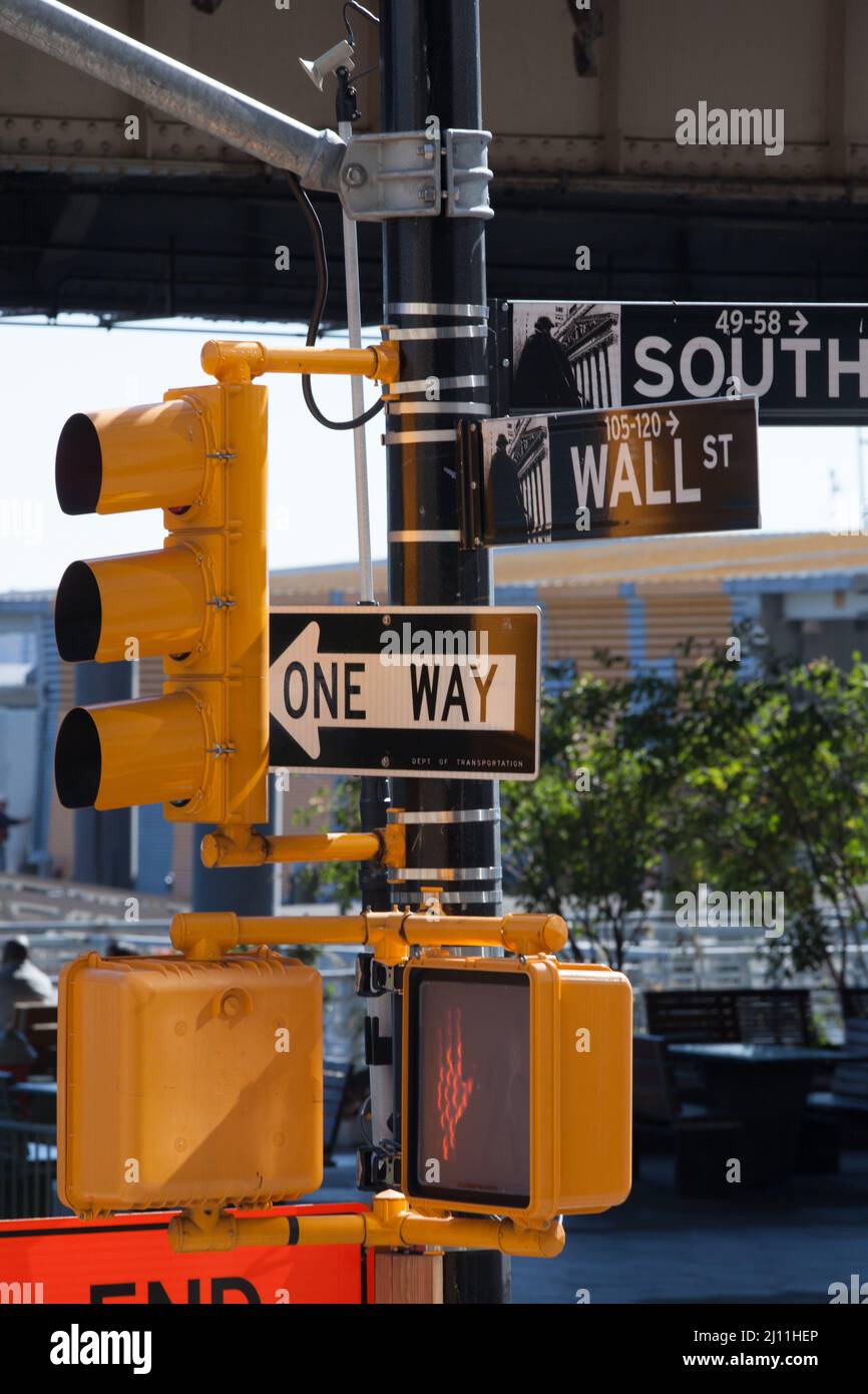 Schilder auf der New York Street an einem Ampelpol Stockfoto