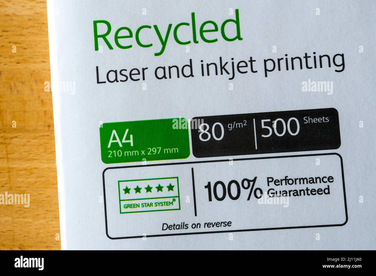 Etikett auf einer Packung Recyclingpapier für den Laser- und Tintenstrahldruck. Stockfoto
