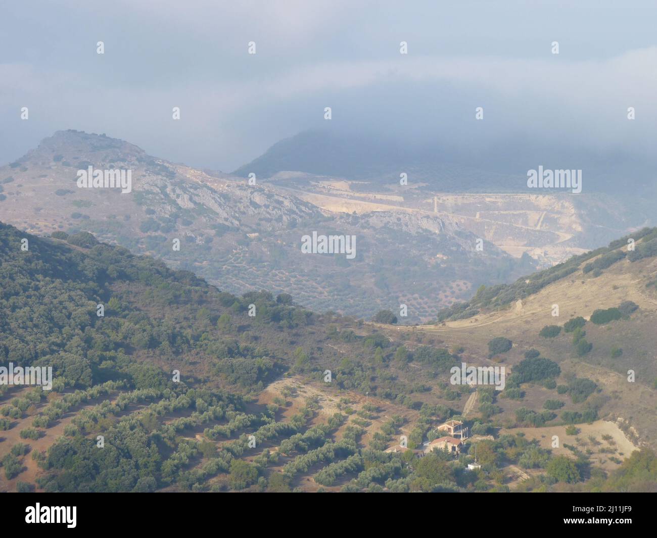 Blick auf die Berge von Jabalcuz mit bewölktem Himmel. Spanien. Stockfoto