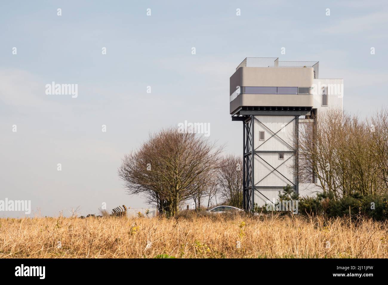 Castle Acre Wasserturm. Umbau des alten Wasserturms zu Wohneigentum durch Tonkin Liu Architekten. Stockfoto