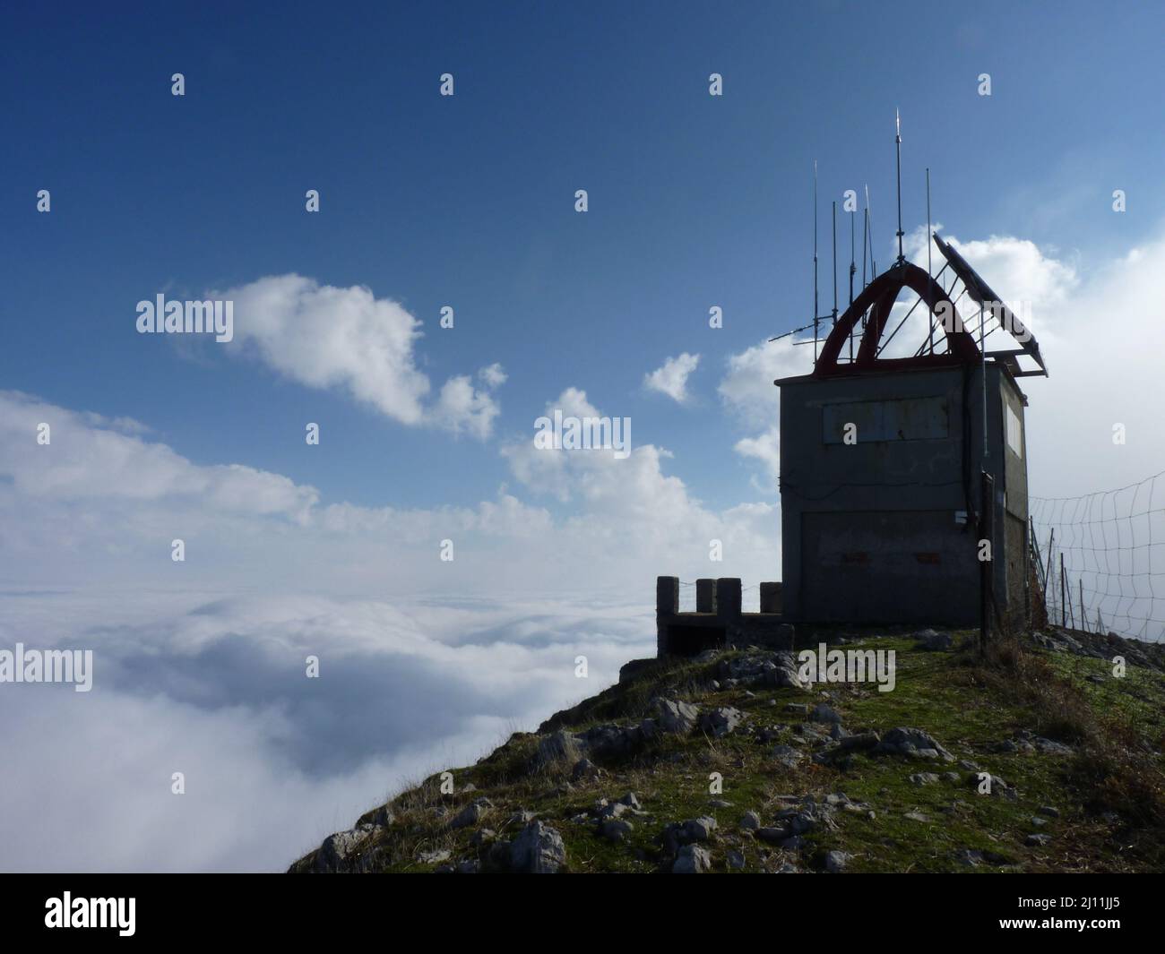 Blick auf die Berge von Jabalcuz mit bewölktem Himmel. Spanien. Stockfoto