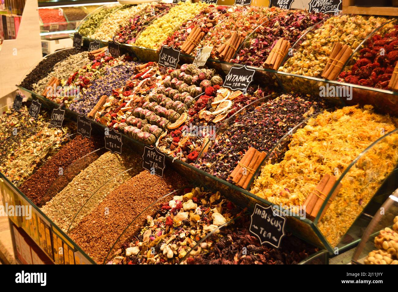 Im Misir Carsisi aus dem 17. Jahrhundert kaufen Einheimische und Touristen aus verschiedenen Ländern der Welt ein. Gewürzabteilung, Istanbul Türkei, Stockfoto