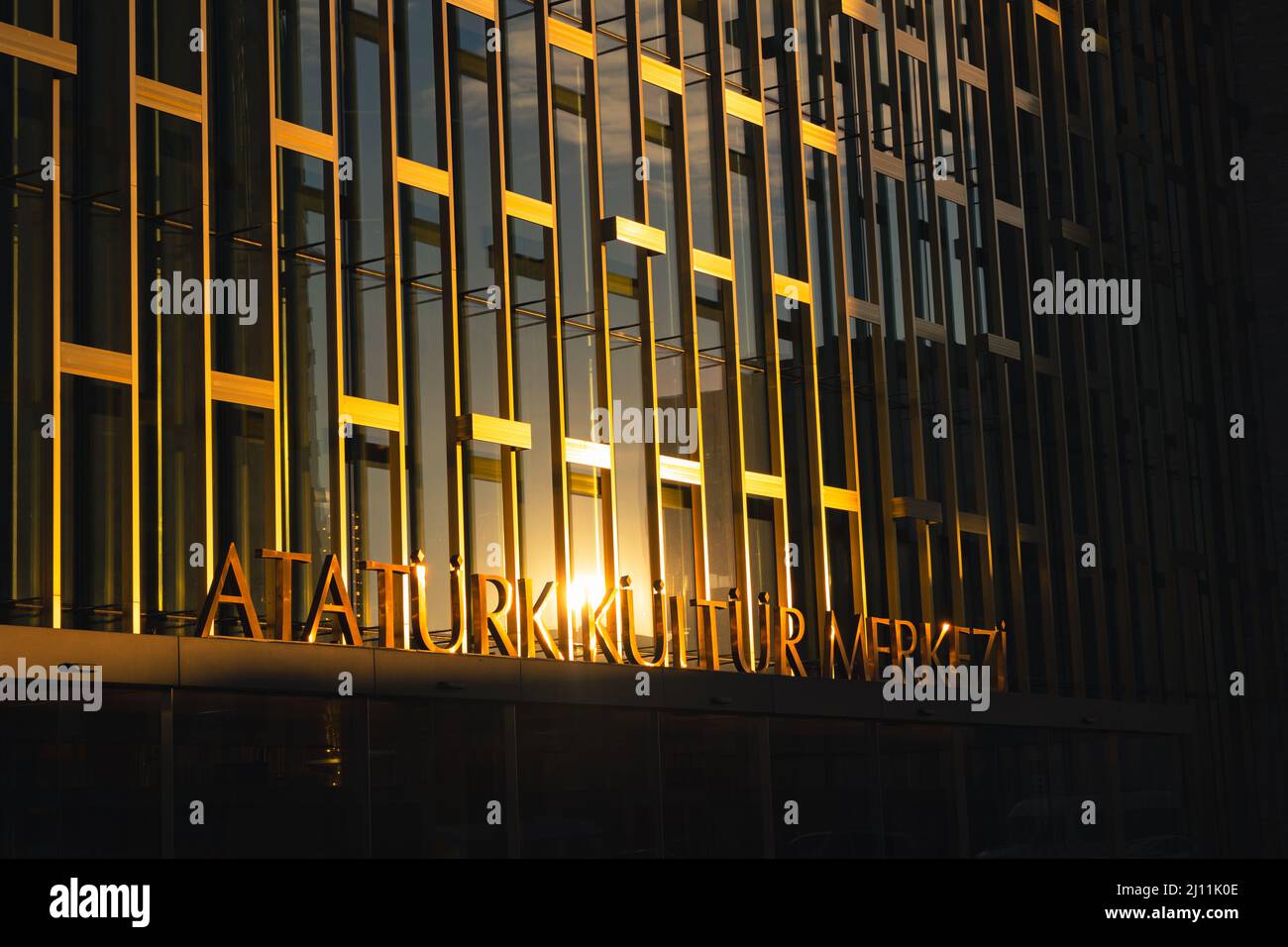 Logo von Atatürk Kultur Merkezi oder Atatürk Cultural Center in Istanbul bei Sonnenuntergang. Istanbul Türkei - 12.24.2021 Stockfoto