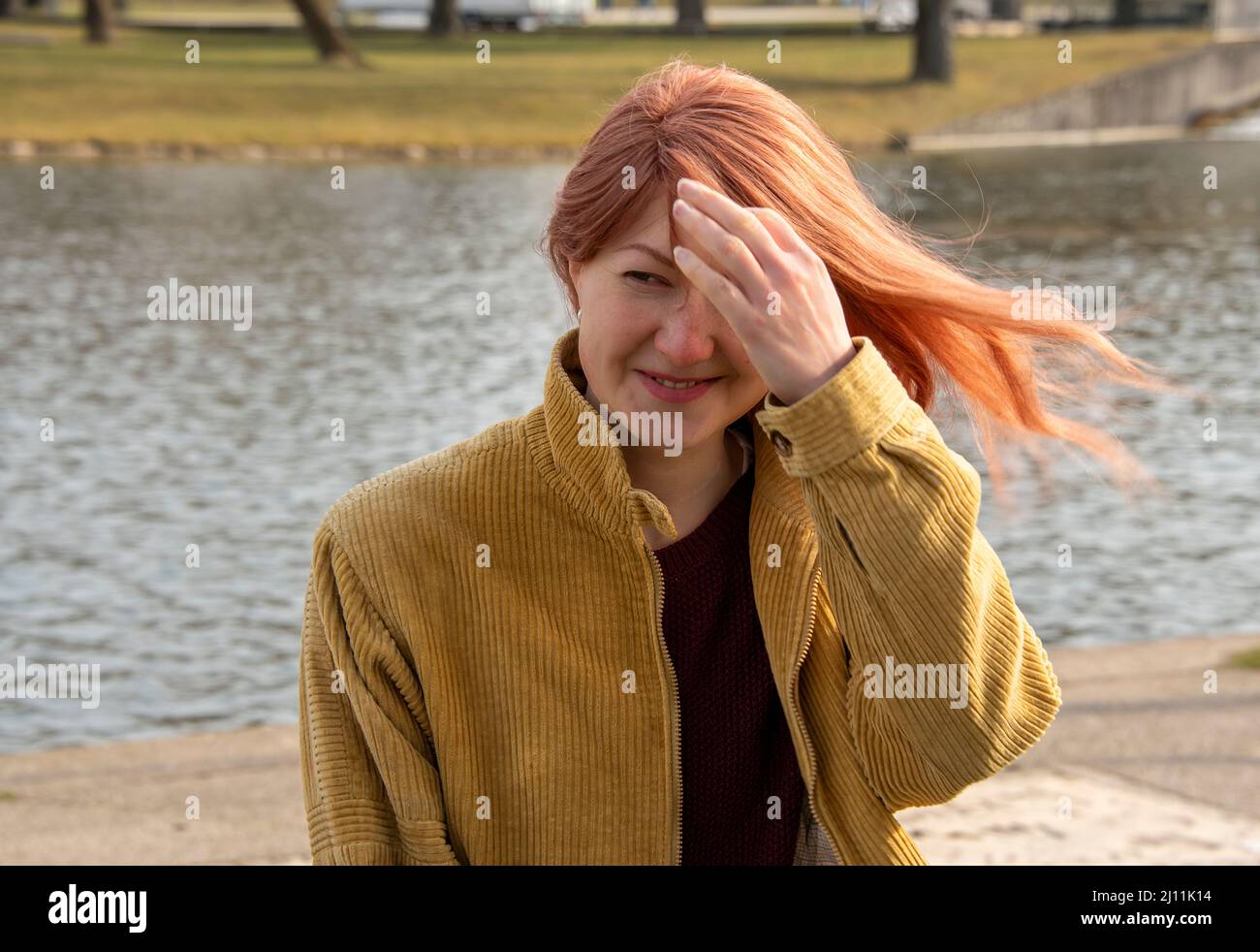 Porträt eines rothaarigen Lachens, mit einer Hand vor dem Gesicht Stockfoto