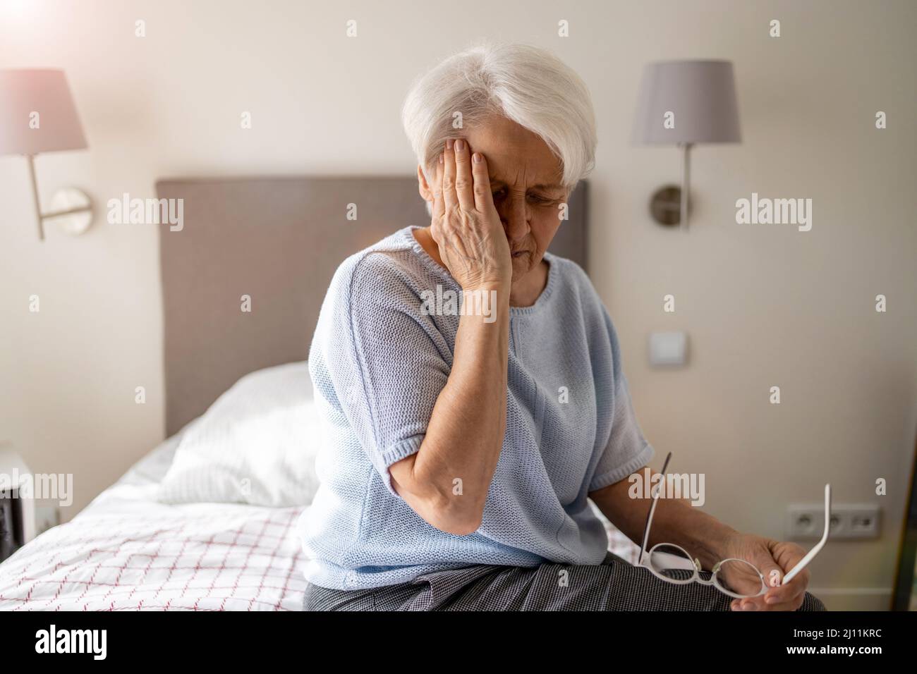 Ältere Frau, die an Kopfschmerzen leidet Stockfoto