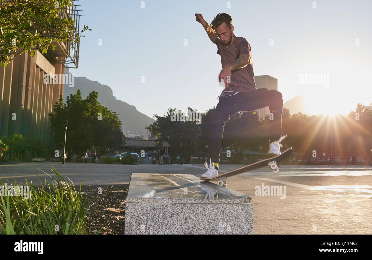 Ich betrachte Skateboarding als Kunstform. Aufnahme eines jungen Mannes, der in der Stadt beim Schlittschuhlaufen ist. Stockfoto