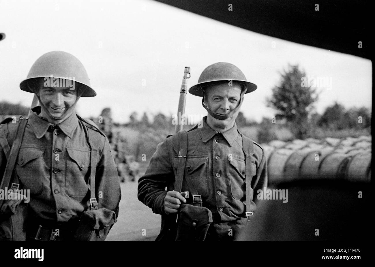 Zwei fröhliche alliierte Soldaten am Kontrollpunkt Stockfoto