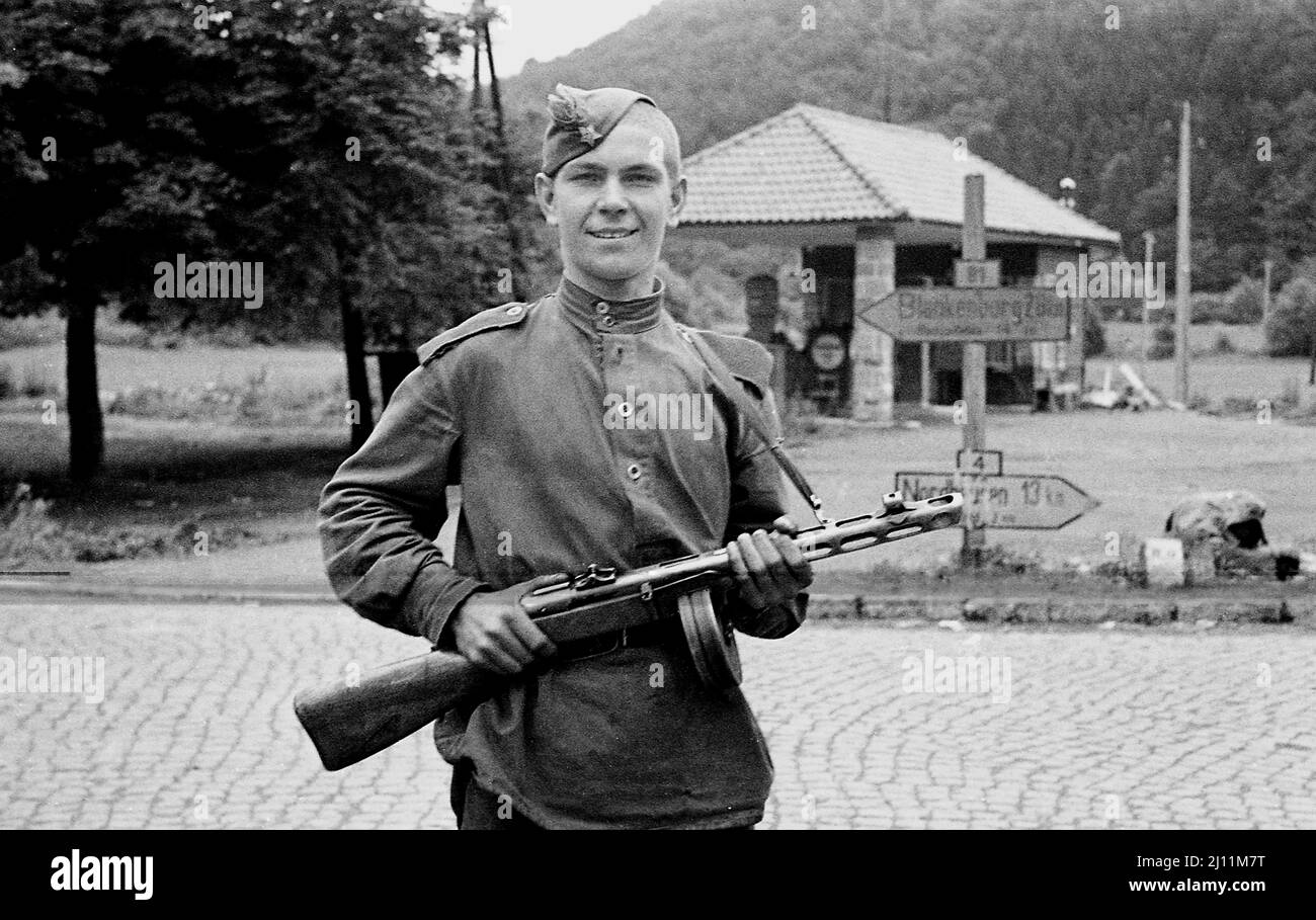 Russischer Soldat steht Wache mit PPSh-41 Maschinengewehr Stockfoto