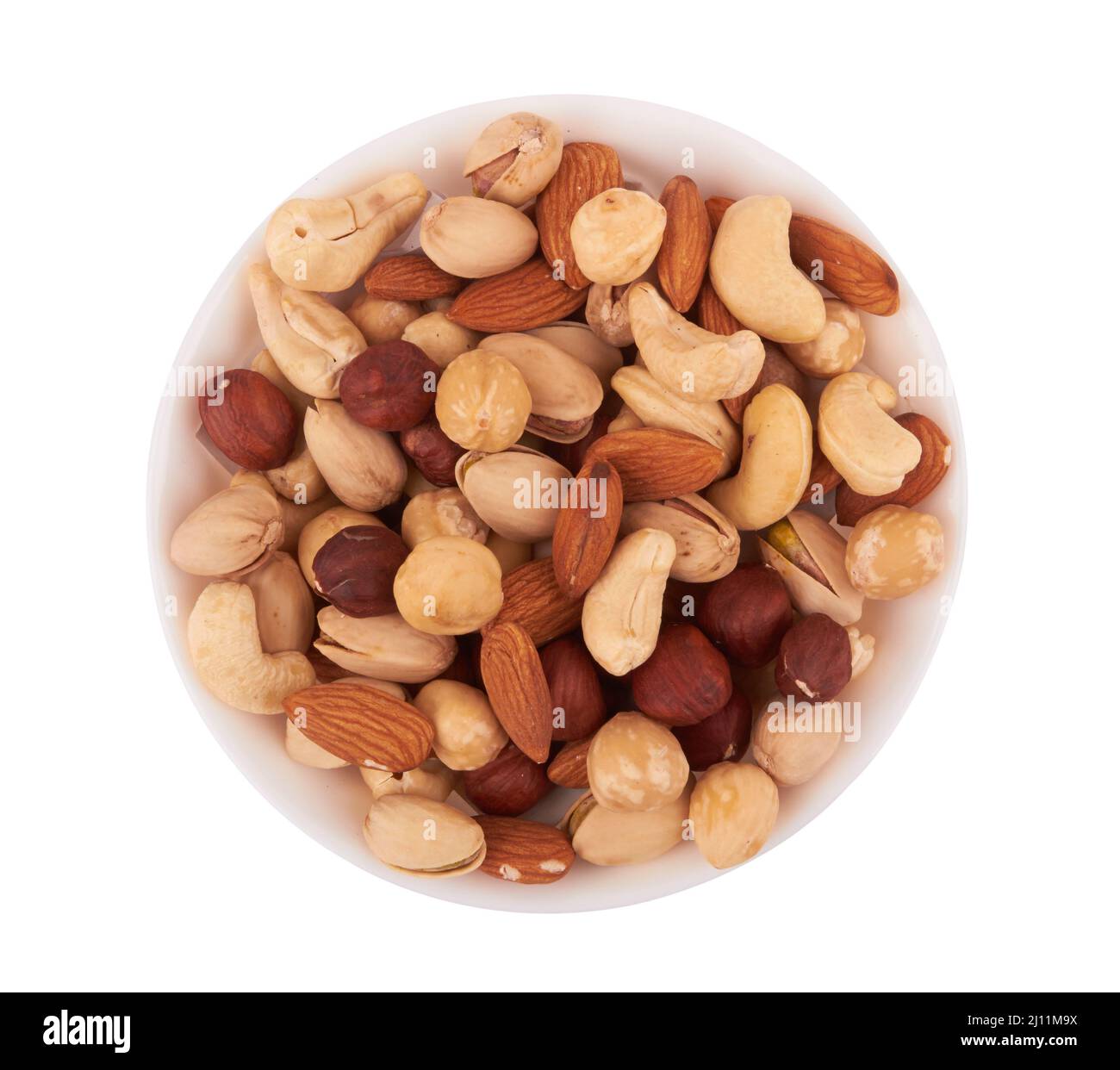 Haufen von gemischten Nüssen in Schüssel isoliert auf weißem Hintergrund Stockfoto