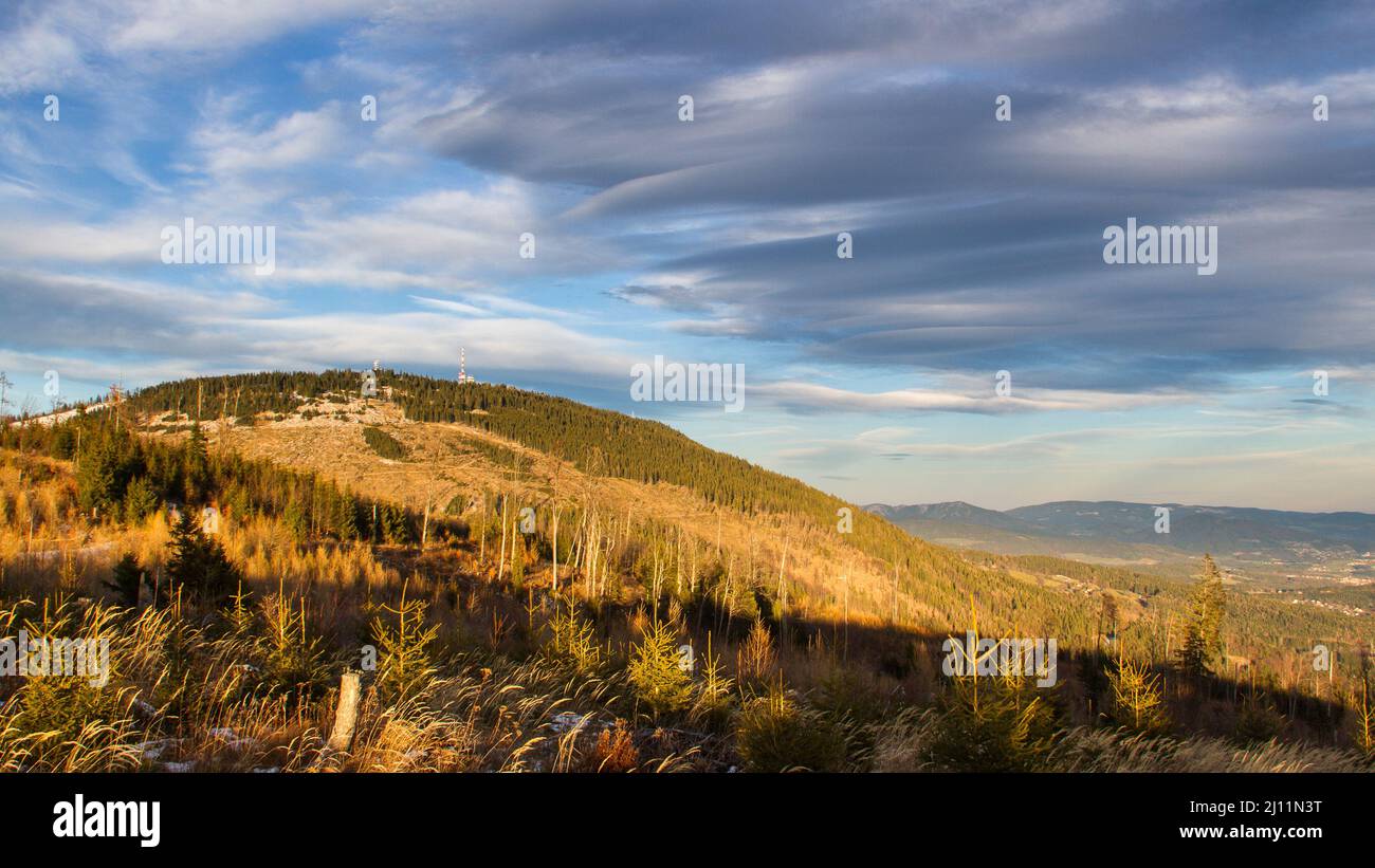 Schöne Abendwetterstimmung in den Bergen mit untergehenden Sonne und interessanter Wolkenbildung Stockfoto