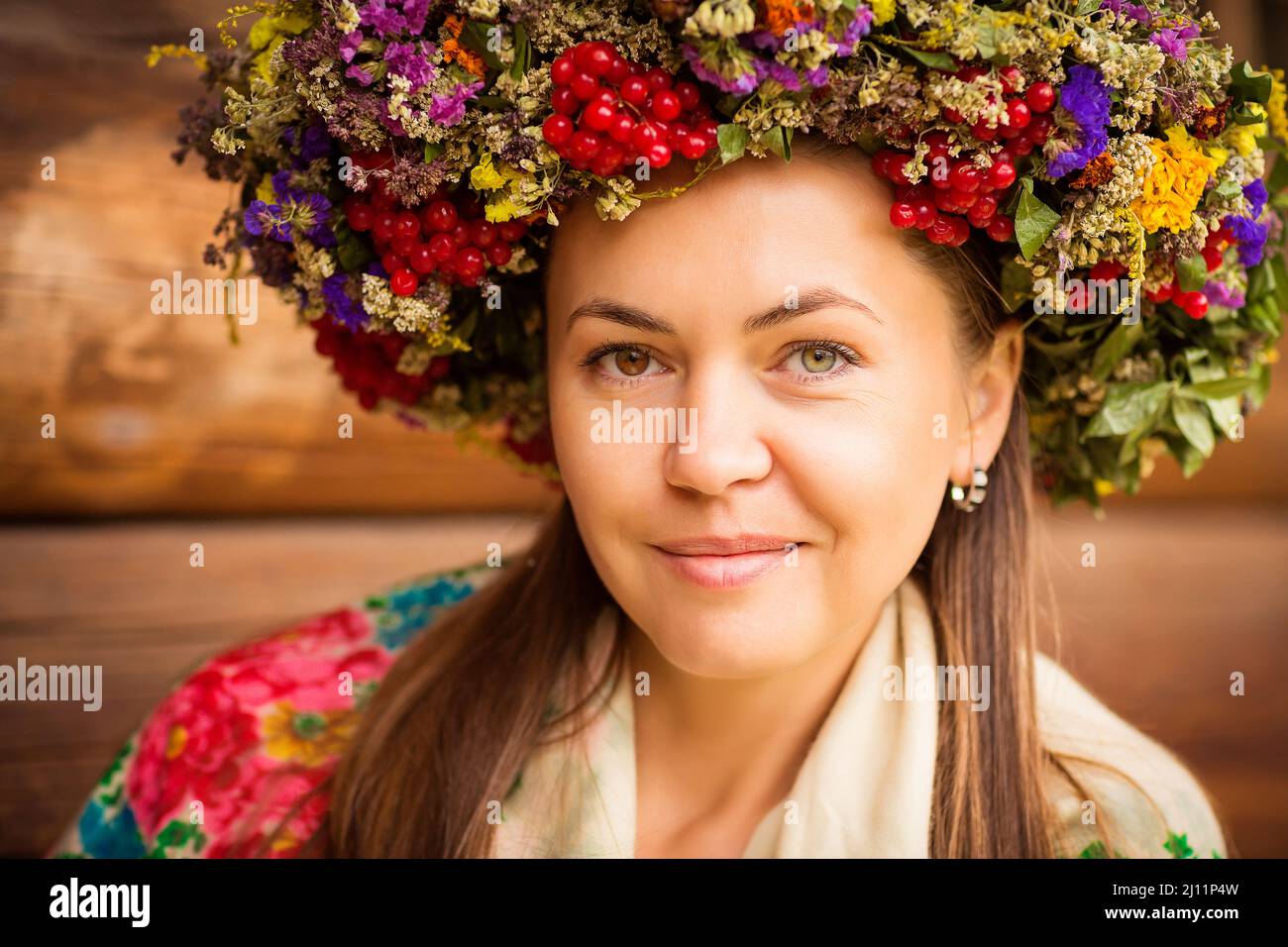 Junge hübsche ukrainerin mit einem Kranz aus trockenen Kräutern auf ihrem Kopf Stockfoto