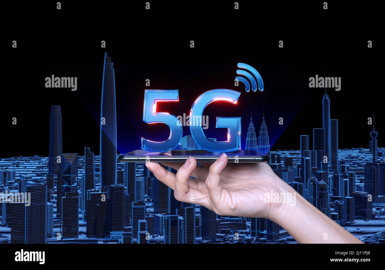 Smartphone mit der Hand und einem 5G 3D-Symbol auf dem Hintergrund der Stadt kuala Lumpur. Das Konzept des 5G-Netzwerk, High-Speed-mobiles Internet. Stockfoto