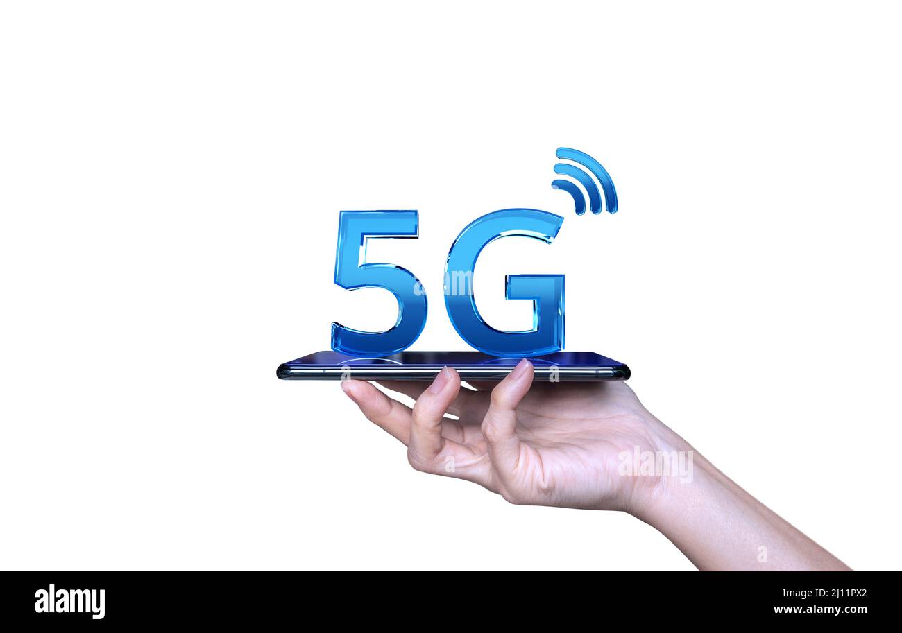 Nahaufnahme einer weiblichen Hand, die ein Telefon mit einem 5G 3D Render-Symbol hält. 5G Wireless-Netzwerksysteme. Das Konzept des 5G-Netzwerk, High-Speed-Netzwerk-Internet. Stockfoto
