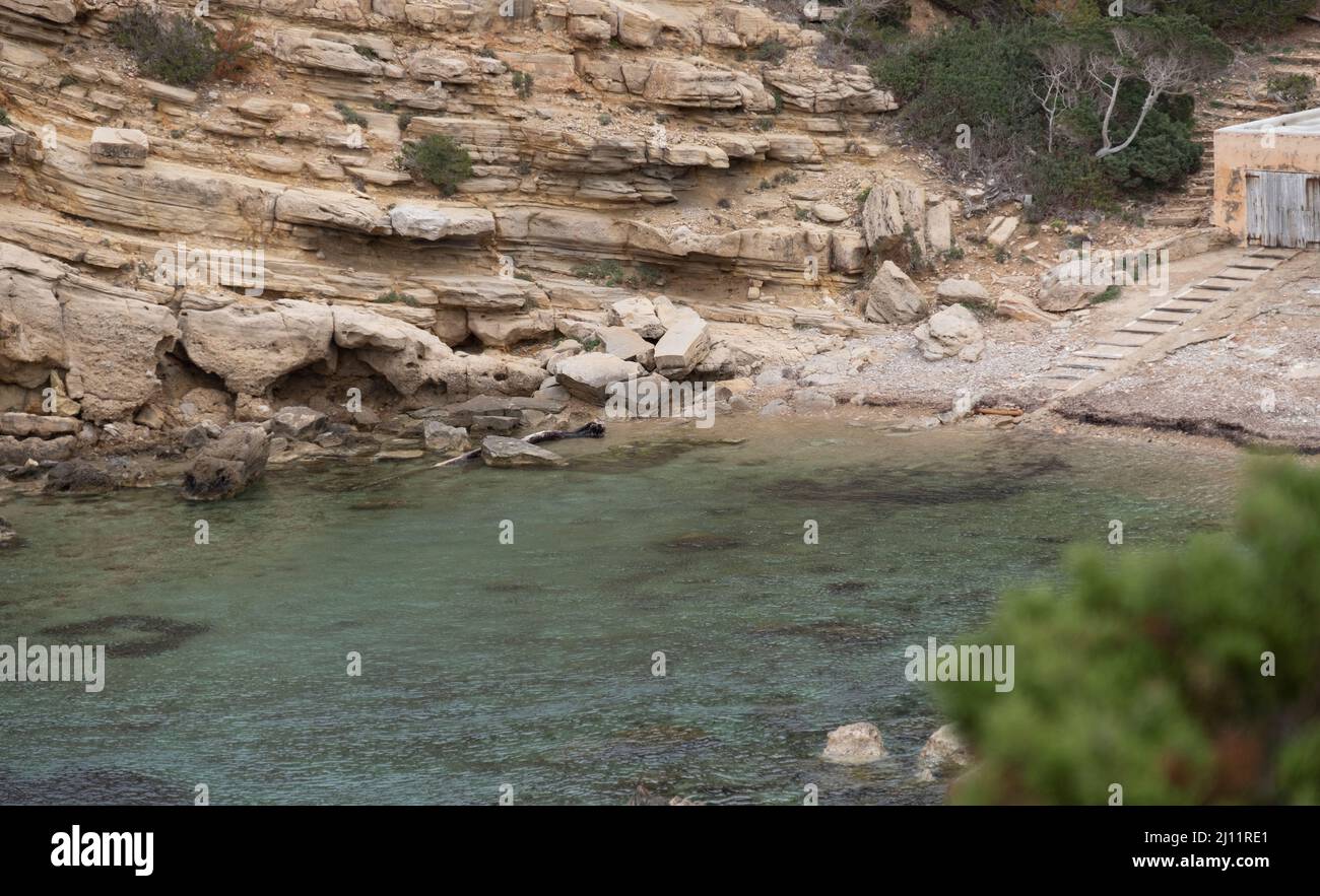 Felsiger Strand auf Ibiza, Spanien Stockfoto