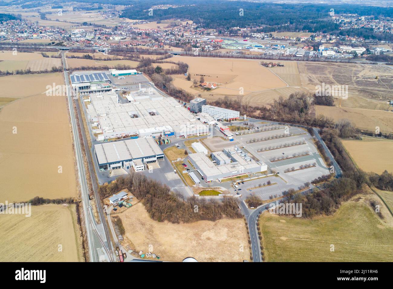 Luftaufnahme des Automobilteileproduktionswerks in Lannach in Österreich Stockfoto