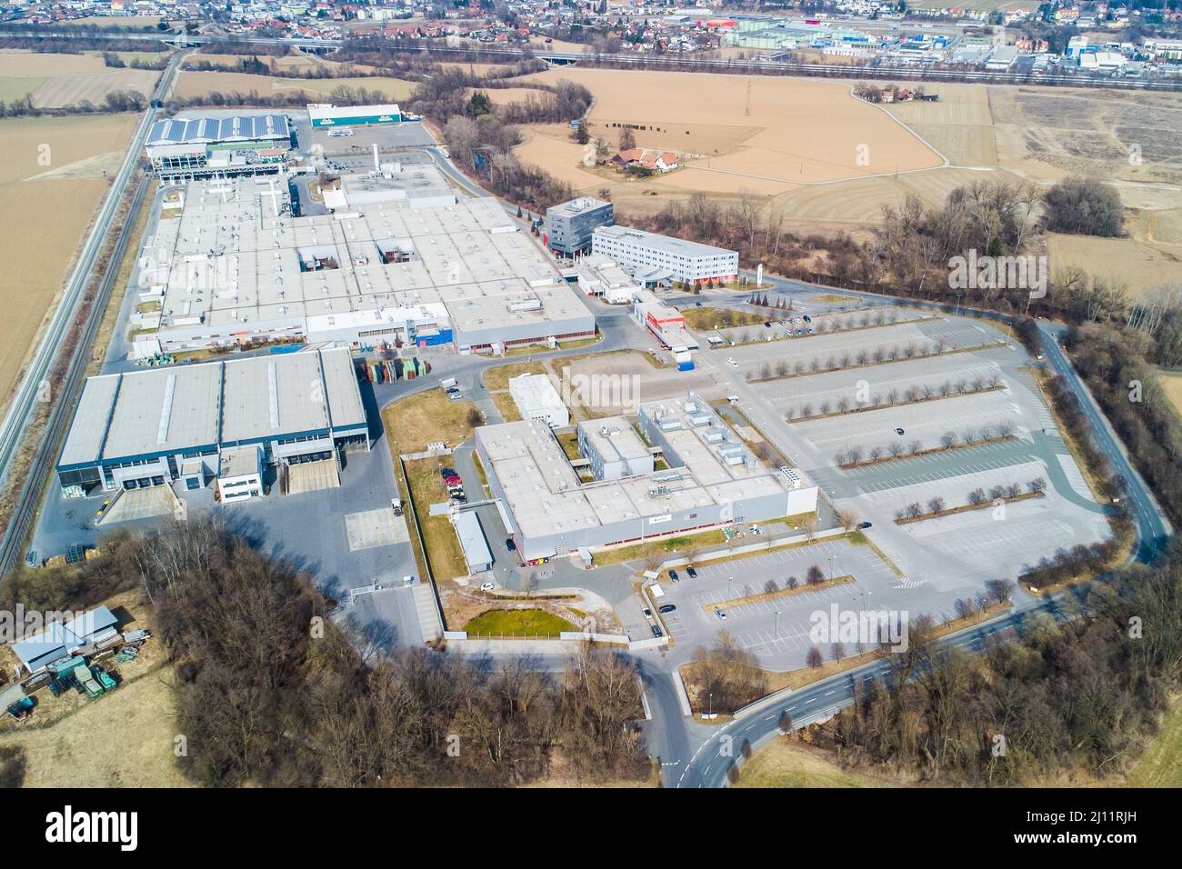 Luftaufnahme des Automobilteileproduktionswerks in Lannach in Österreich Stockfoto