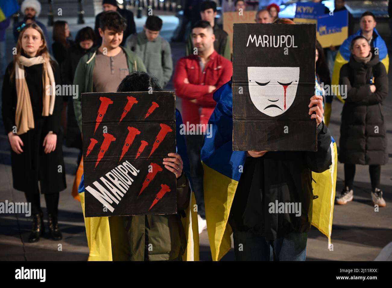 Trafalgar Square, London, Großbritannien, 21. März 2022. Ukrainische Demonstranten fordern einen Rückgang der Visumpflicht und skandieren der Welt helfen der Ukraine auf dem Trafalgar Square, London, Großbritannien. Stockfoto