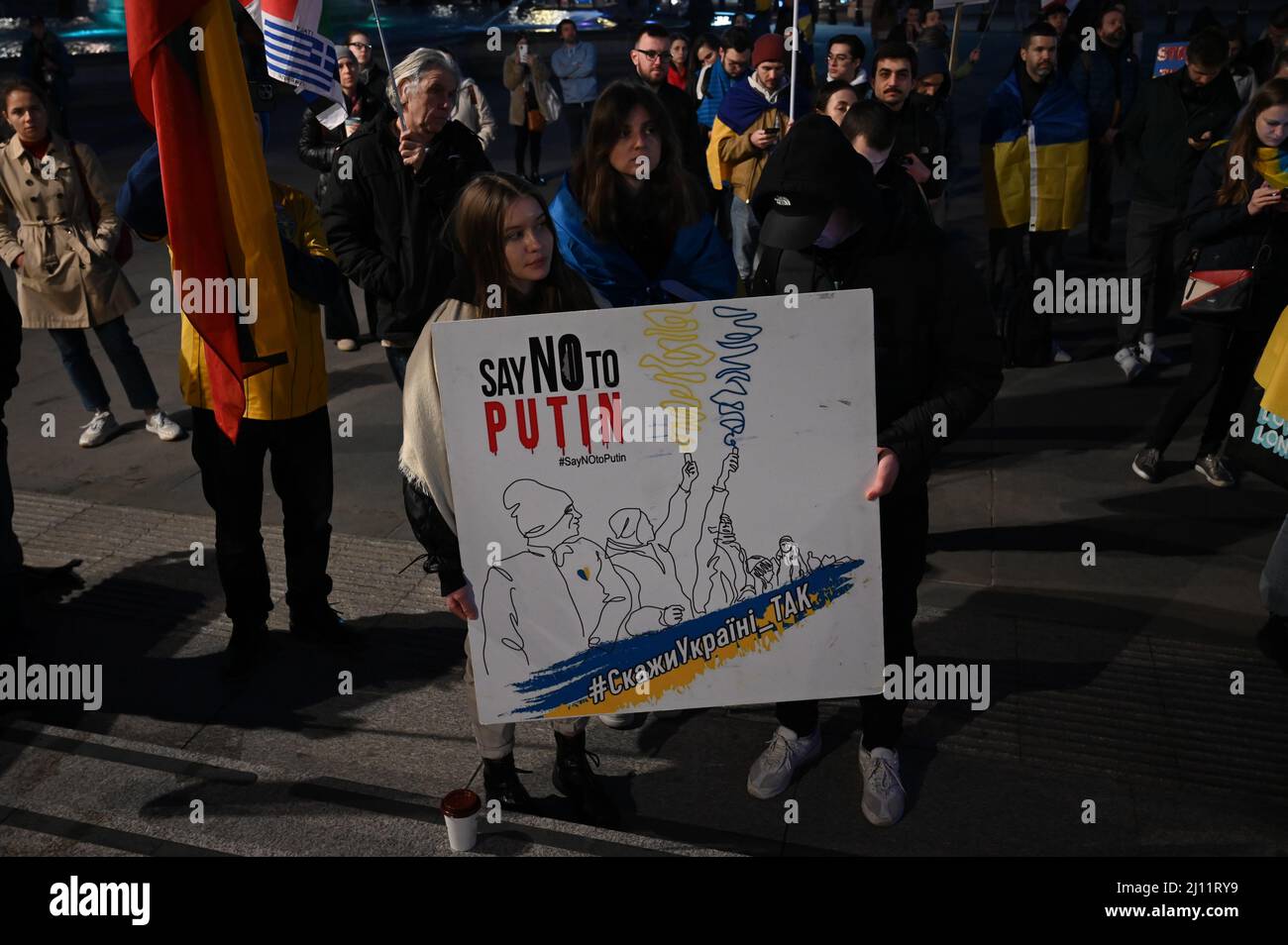 Trafalgar Square, London, Großbritannien, 21. März 2022. Ukrainische Demonstranten fordern einen Rückgang der Visumpflicht und skandieren der Welt helfen der Ukraine auf dem Trafalgar Square, London, Großbritannien. Stockfoto