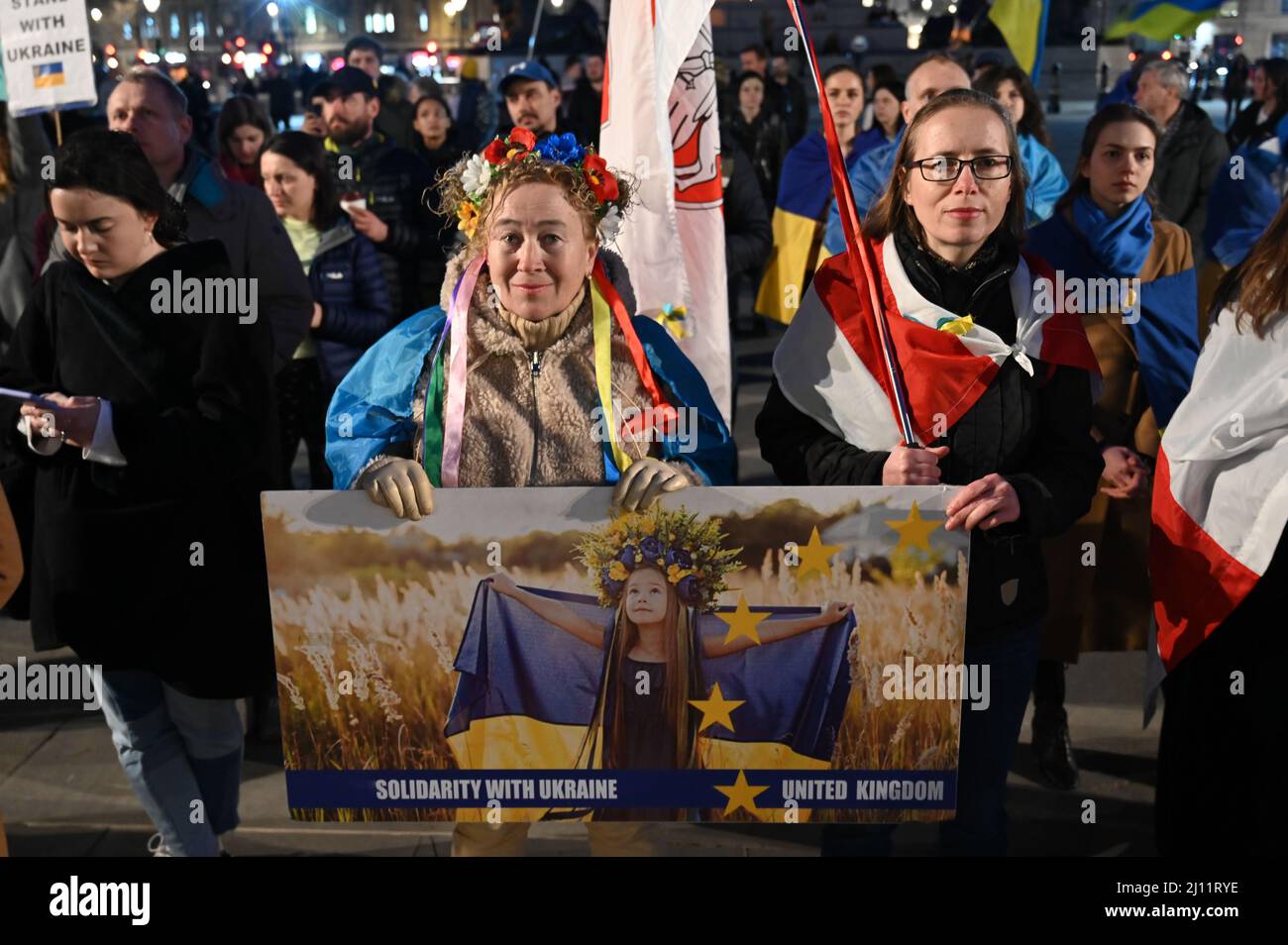 Trafalgar Square, London, Großbritannien, 21. März 2022. Ukrainische Demonstranten fordern einen Rückgang der Visumpflicht und skandieren der Welt helfen der Ukraine auf dem Trafalgar Square, London, Großbritannien. Stockfoto