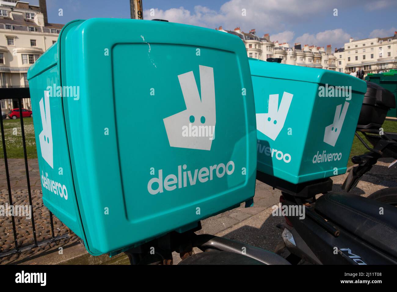 Deliveroo Kurierboxen auf der Rückseite von Motorrädern in Brighton, East Sussex Stockfoto