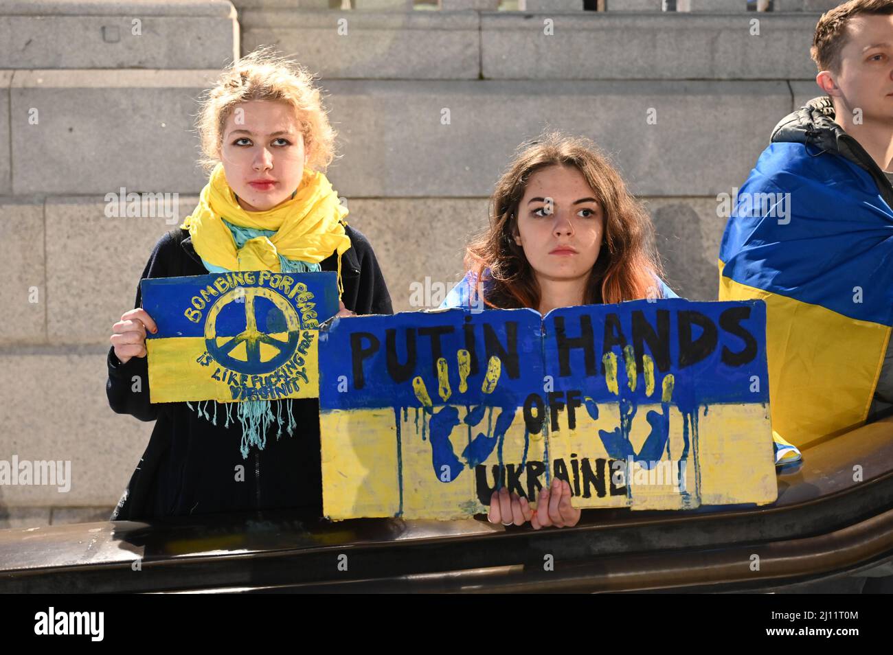 Trafalgar Square, London, Großbritannien, 21. März 2022. Ukrainische Demonstranten fordern einen Rückgang der Visumpflicht und skandieren der Welt helfen der Ukraine auf dem Trafalgar Square, London, Großbritannien. Stockfoto