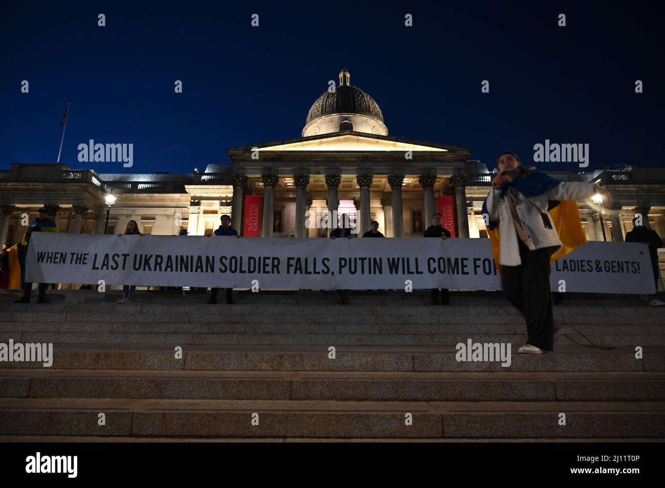 Trafalgar Square, London, Großbritannien, 21. März 2022. Ukrainische Demonstranten fordern einen Rückgang der Visumpflicht und skandieren der Welt helfen der Ukraine auf dem Trafalgar Square, London, Großbritannien. Stockfoto