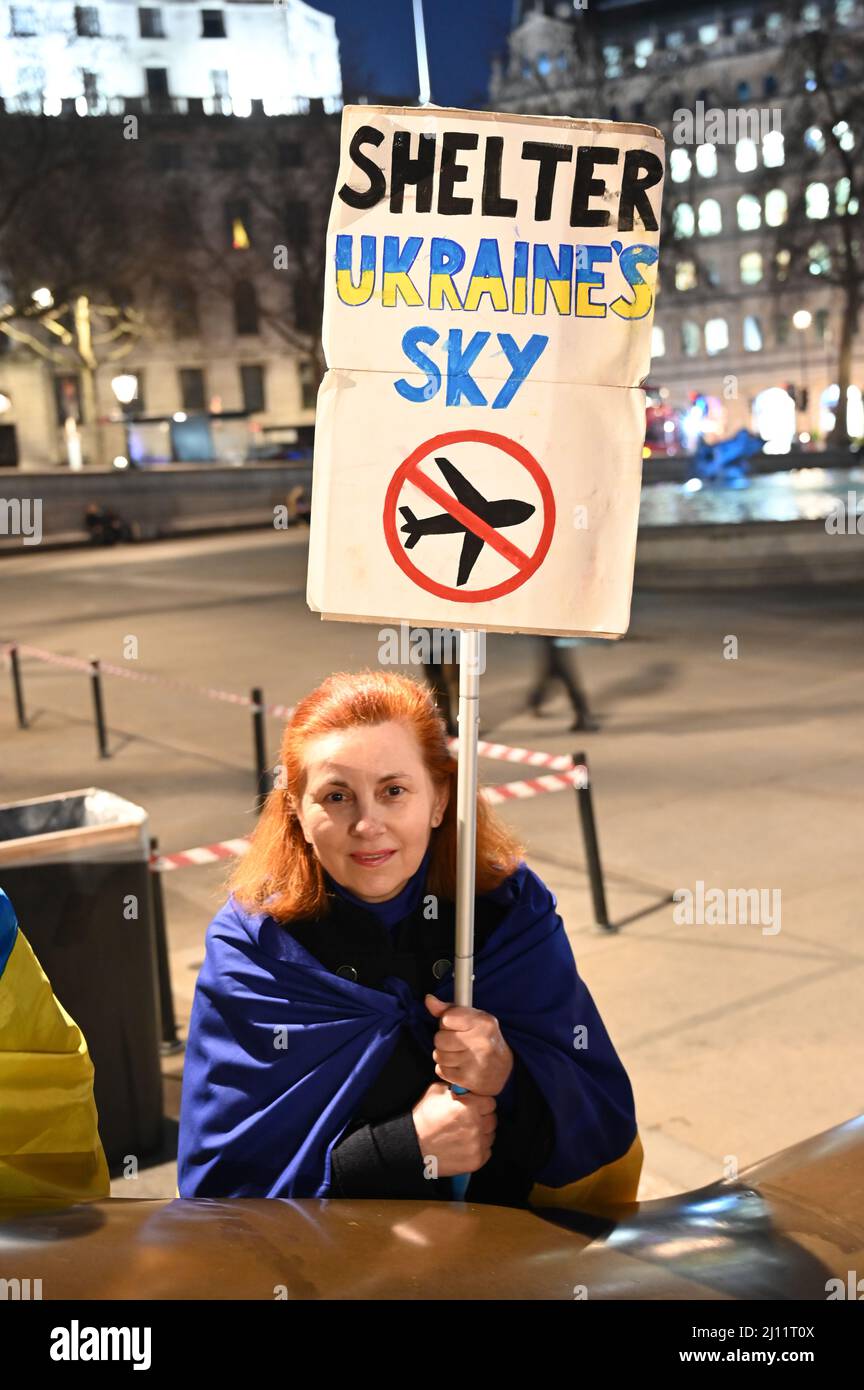 Trafalgar Square, London, Großbritannien, 21. März 2022. Ukrainische Demonstranten fordern einen Rückgang der Visumpflicht und skandieren der Welt helfen der Ukraine auf dem Trafalgar Square, London, Großbritannien. Stockfoto