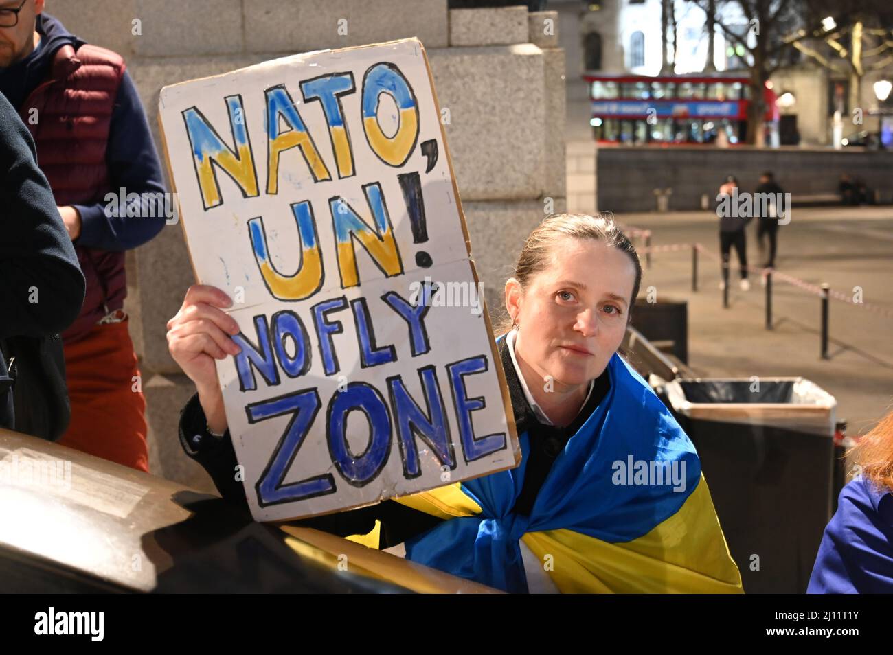 Trafalgar Square, London, Großbritannien, 21. März 2022. Ukrainische Demonstranten fordern einen Rückgang der Visumpflicht und skandieren der Welt helfen der Ukraine auf dem Trafalgar Square, London, Großbritannien. Stockfoto