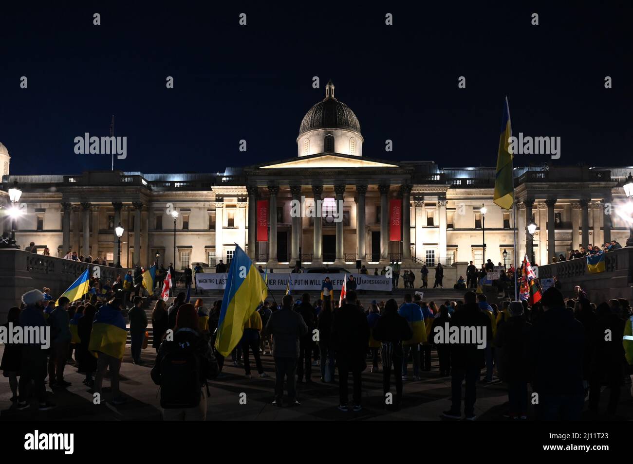 Trafalgar Square, London, Großbritannien, 21. März 2022. Ukrainische Demonstranten fordern einen Rückgang der Visumpflicht und skandieren der Welt helfen der Ukraine auf dem Trafalgar Square, London, Großbritannien. Stockfoto