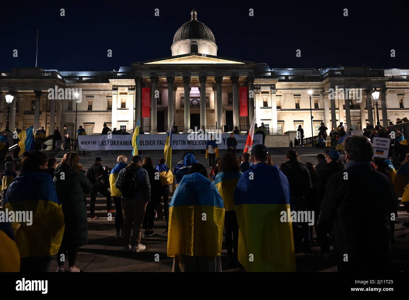 Trafalgar Square, London, Großbritannien, 21. März 2022. Ukrainische Demonstranten fordern einen Rückgang der Visumpflicht und skandieren der Welt helfen der Ukraine auf dem Trafalgar Square, London, Großbritannien. Stockfoto