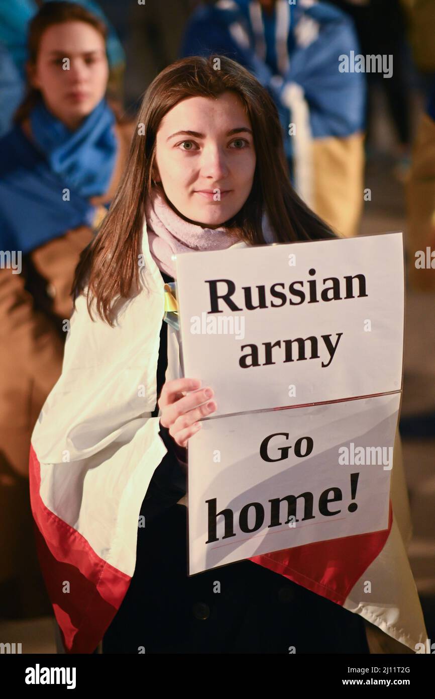 Trafalgar Square, London, Großbritannien, 21. März 2022. Ukrainische Demonstranten fordern einen Rückgang der Visumpflicht und skandieren der Welt helfen der Ukraine auf dem Trafalgar Square, London, Großbritannien. Stockfoto