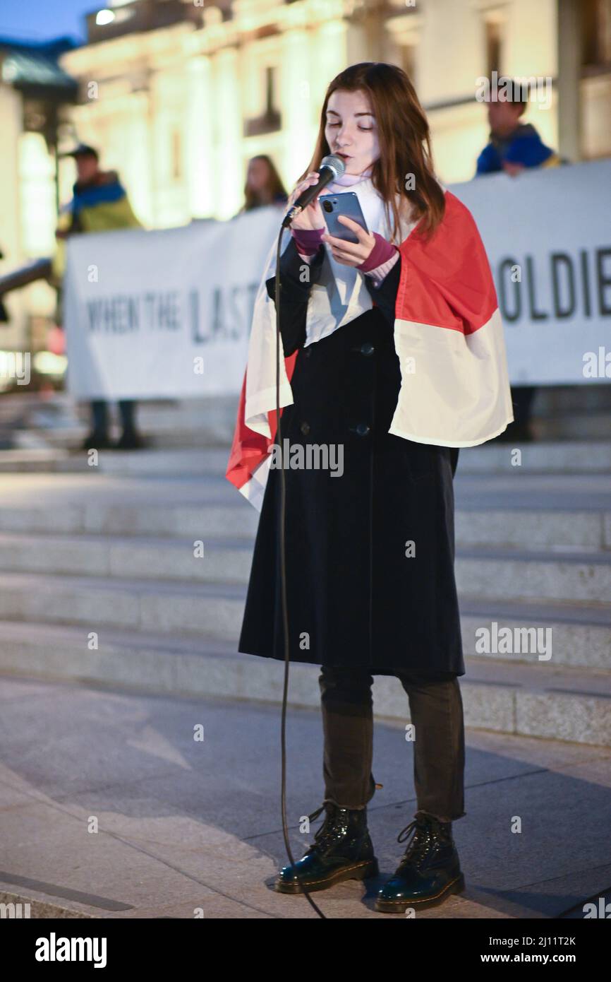 Trafalgar Square, London, Großbritannien, 21. März 2022. Ukrainische Demonstranten fordern einen Rückgang der Visumpflicht und skandieren der Welt helfen der Ukraine auf dem Trafalgar Square, London, Großbritannien. Stockfoto