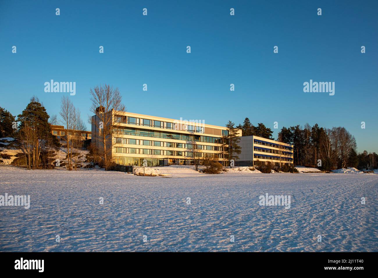 Das Hilton Helsinki Kalastajatorppa ist ein Hotel am Meer, das sich in der Abendsonne im finnischen Munkkiniemi-Viertel sonnt Stockfoto