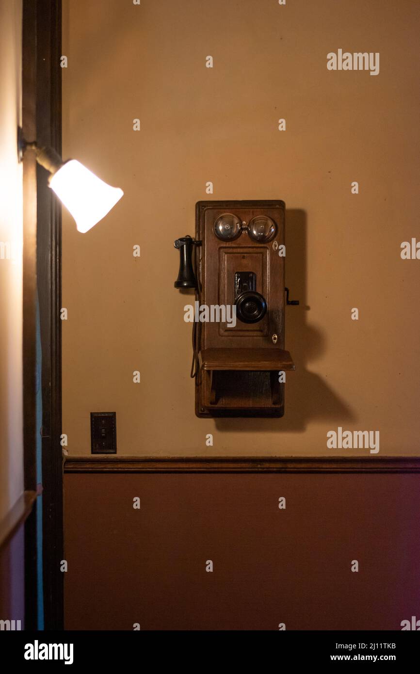 Antikes Wandtelefon im The Riordan Mansion in Flagstaff, Arizona, USA Stockfoto