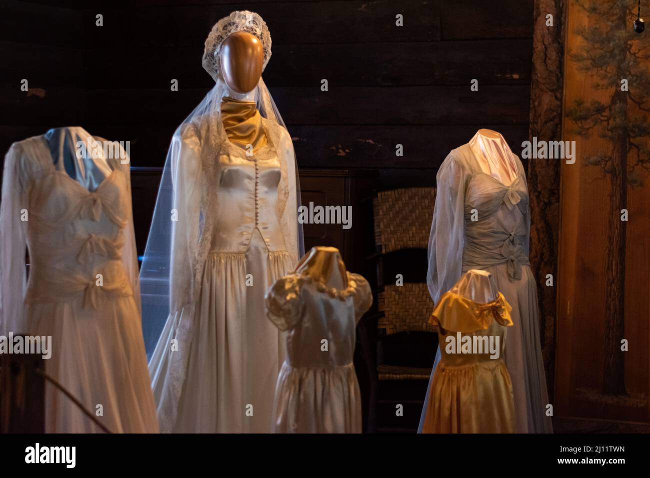 Hochzeitskleider und -Kleidung im Riordan Mansion in Flagstaff, Arizona, USA Stockfoto