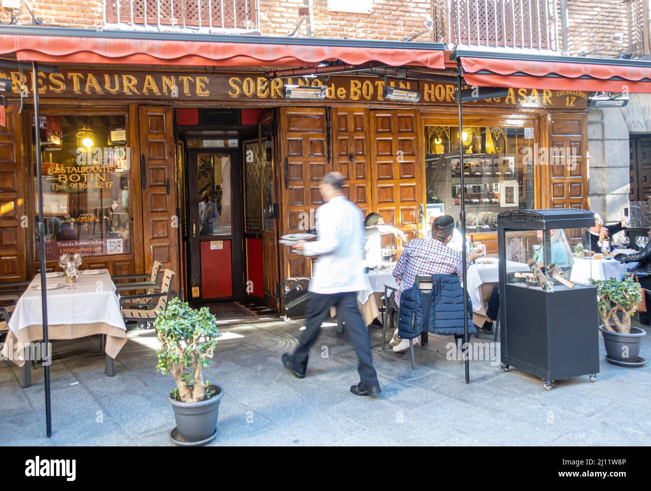 Das spanische Restaurant Sabrino de Botin Terrace, das 1725 gegründet wurde, ist das älteste Restaurant der Welt in kontinuierlichem Betrieb.Madrid, Spanien Stockfoto