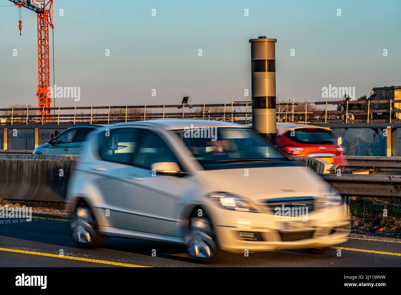 Blitzer, Radargeschwindigkeitsüberwachung, auf der Autobahn A40, auf der Rheinbrücke Neuenkamp, Duisburg, NRW, Deutschland, Blitzer, Radargeschwindigkeitsüberwachung Stockfoto