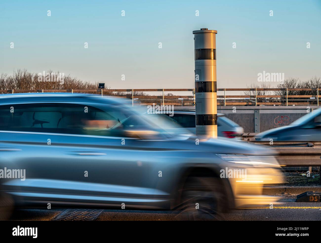 Blitzer, Radargeschwindigkeitsüberwachung, auf der Autobahn A40, auf der Rheinbrücke Neuenkamp, Duisburg, NRW, Deutschland, Blitzer, Radargeschwindigkeitsüberwachung Stockfoto