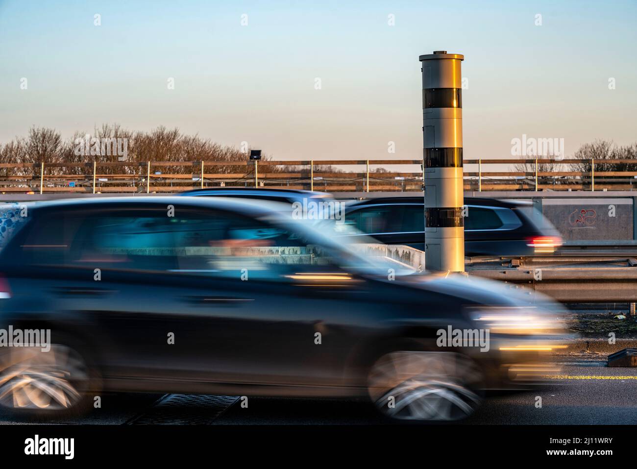 Blitzer, Radargeschwindigkeitsüberwachung, auf der Autobahn A40, auf der Rheinbrücke Neuenkamp, Duisburg, NRW, Deutschland, Blitzer, Radargeschwindigkeitsüberwachung Stockfoto