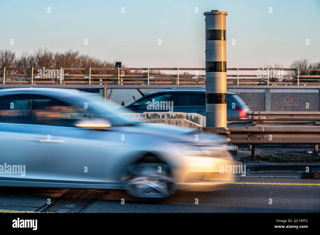 Blitzer, Radargeschwindigkeitsüberwachung, auf der Autobahn A40, auf der Rheinbrücke Neuenkamp, Duisburg, NRW, Deutschland, Blitzer, Radargeschwindigkeitsüberwachung Stockfoto